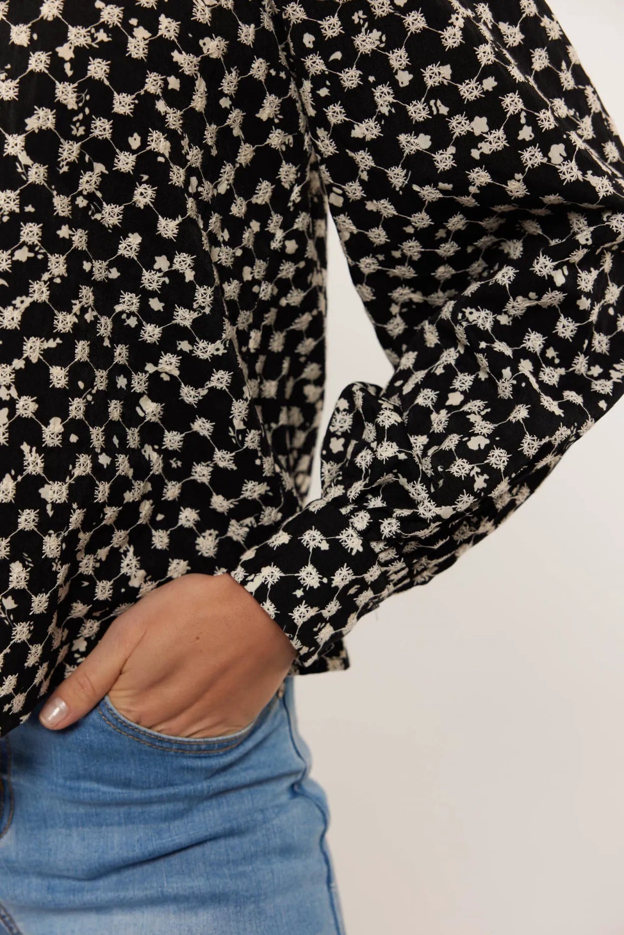 Black/Offwhite
